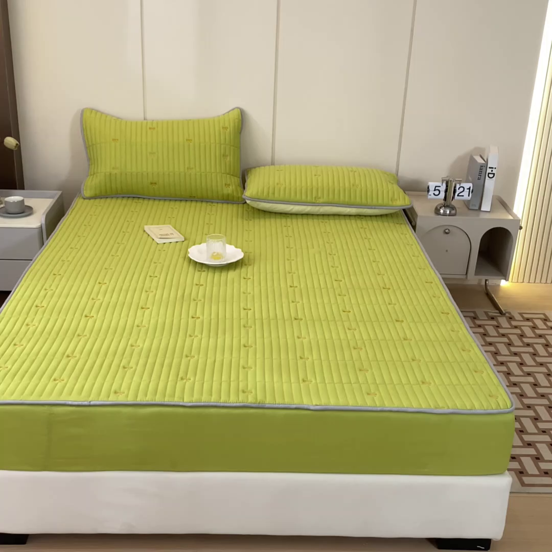 91家纺网 家纺一手货源 找家纺 暖季家纺 2025新款A类亲肤面料夹棉绣花床笠-防水款 小蝴蝶结-果绿-防水款