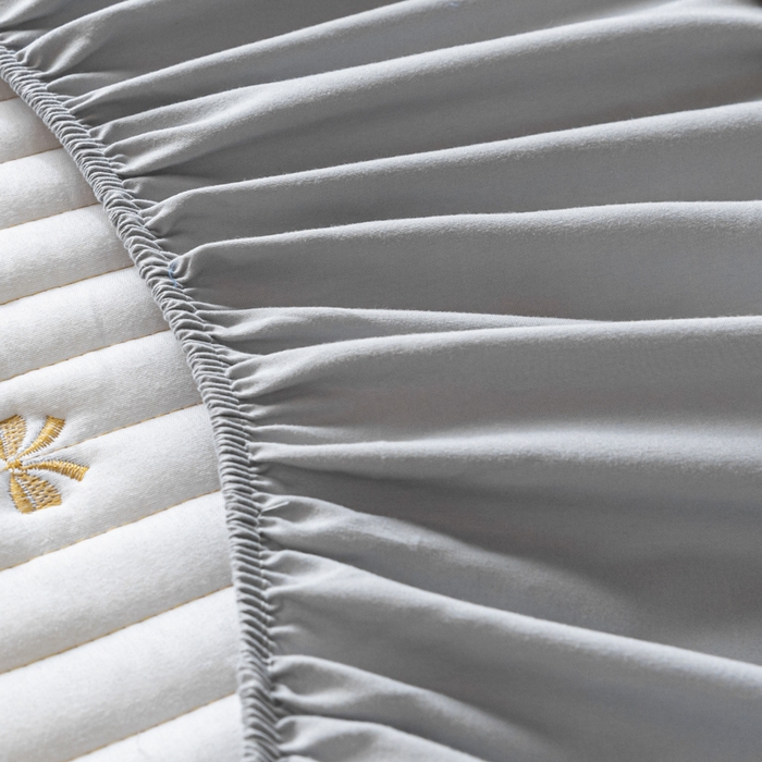 91家纺网 家纺一手货源 找家纺 暖季家纺 2025新款A类亲肤面料夹棉绣花床笠-防水款 小蝴蝶结-灰-防水款