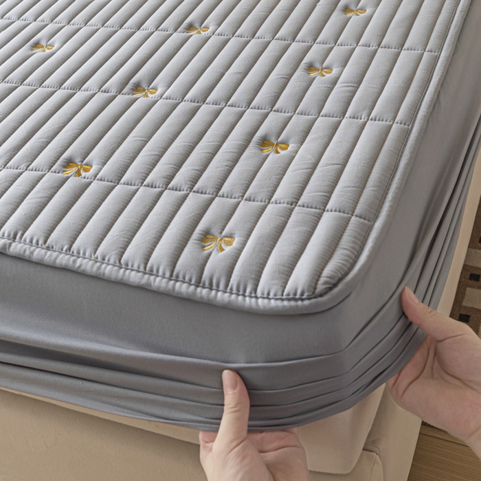 91家纺网 家纺一手货源 找家纺 暖季家纺 2025新款A类亲肤面料夹棉绣花床笠-防水款 小蝴蝶结-灰-防水款