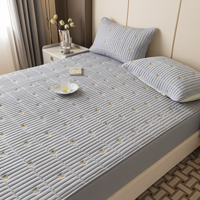 91家纺网 家纺一手货源 找家纺 暖季家纺 2025新款A类亲肤面料夹棉绣花床笠-防水款 小蝴蝶结-灰-防水款