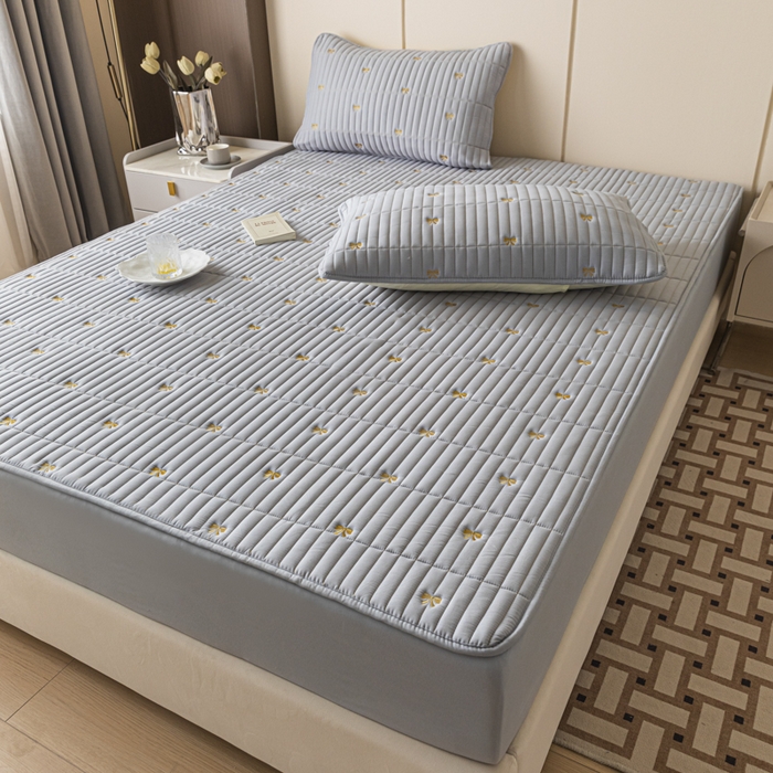 91家纺网 家纺一手货源 找家纺 暖季家纺 2025新款A类亲肤面料夹棉绣花床笠-防水款 小蝴蝶结-灰-防水款