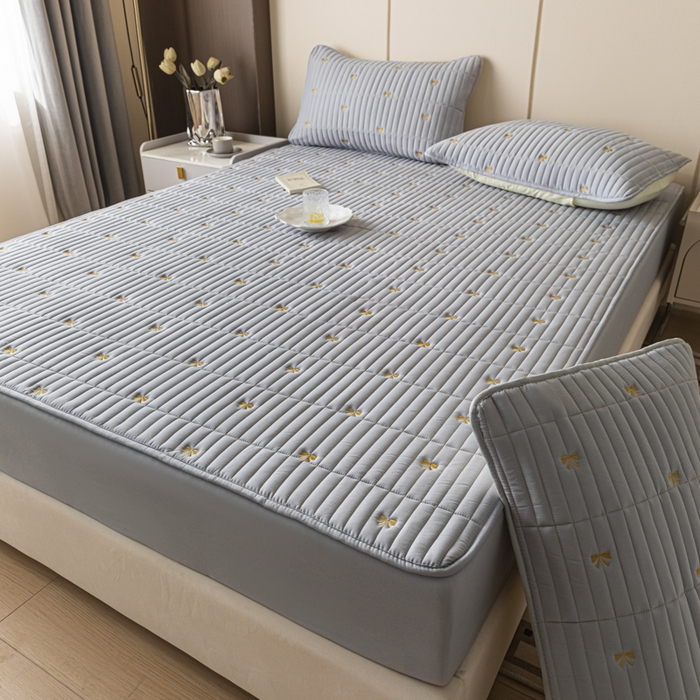 91家纺网 家纺一手货源 找家纺 暖季家纺 2025新款A类亲肤面料夹棉绣花床笠-防水款 小蝴蝶结-灰-防水款