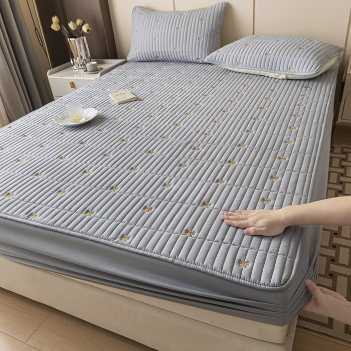 91家纺网 家纺一手货源 找家纺 暖季家纺 2025新款A类亲肤面料夹棉绣花床笠-防水款 小蝴蝶结-灰-防水款