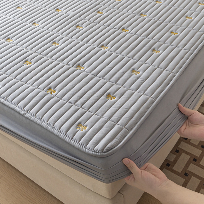 91家纺网 家纺一手货源 找家纺 暖季家纺 2025新款A类亲肤面料夹棉绣花床笠-防水款 小蝴蝶结-灰-防水款