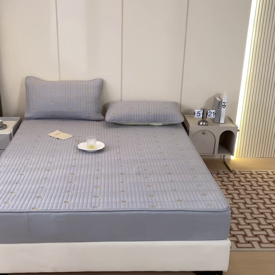 91家纺网 家纺一手货源 找家纺 暖季家纺 2025新款A类亲肤面料夹棉绣花床笠-防水款 小蝴蝶结-灰-防水款