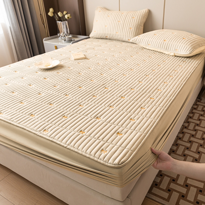 91家纺网 家纺一手货源 找家纺 暖季家纺 2025新款A类亲肤面料夹棉绣花床笠-防水款 小蝴蝶结-卡其-防水款