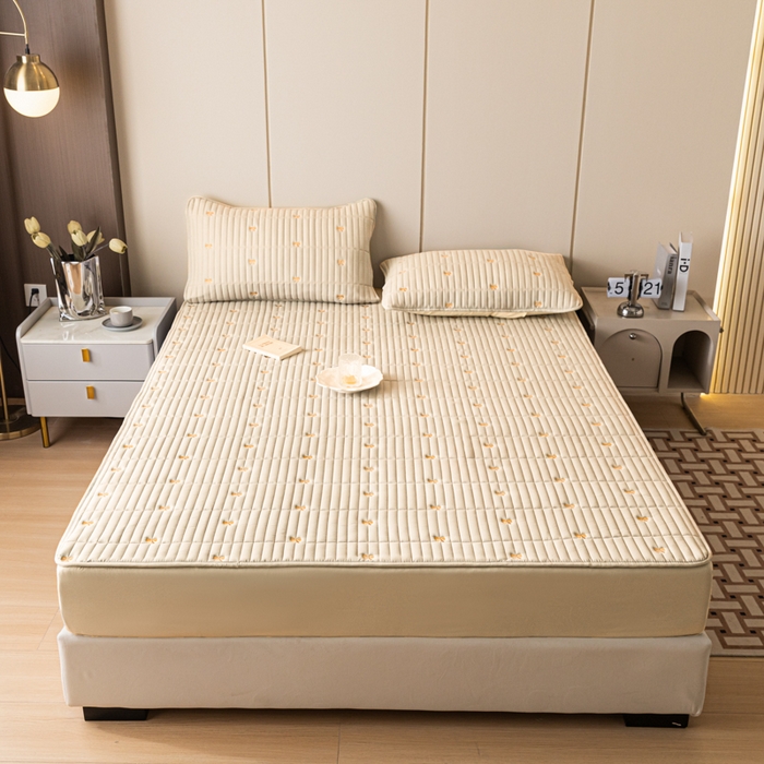 91家纺网 家纺一手货源 找家纺 暖季家纺 2025新款A类亲肤面料夹棉绣花床笠-防水款 小蝴蝶结-卡其-防水款