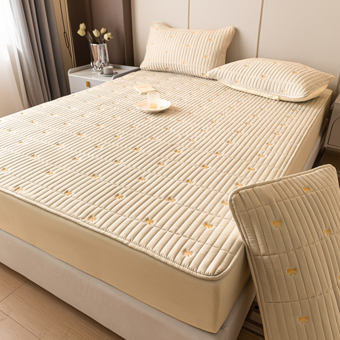 91家纺网 家纺一手货源 找家纺 暖季家纺 2025新款A类亲肤面料夹棉绣花床笠-防水款 小蝴蝶结-卡其-防水款