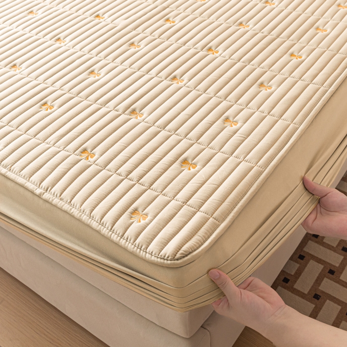 91家纺网 家纺一手货源 找家纺 暖季家纺 2025新款A类亲肤面料夹棉绣花床笠-防水款 小蝴蝶结-卡其-防水款