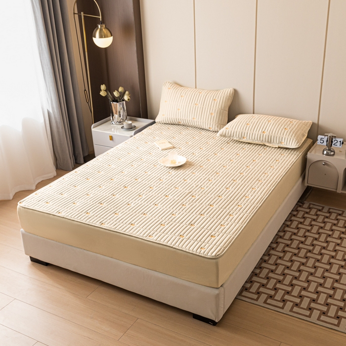 91家纺网 家纺一手货源 找家纺 暖季家纺 2025新款A类亲肤面料夹棉绣花床笠-防水款 小蝴蝶结-卡其-防水款