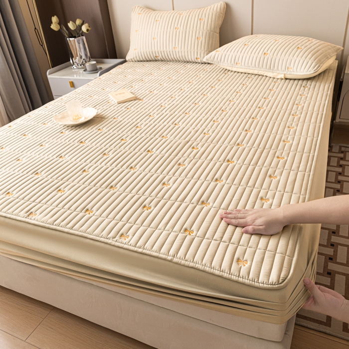 91家纺网 家纺一手货源 找家纺 暖季家纺 2025新款A类亲肤面料夹棉绣花床笠-防水款 小蝴蝶结-卡其-防水款