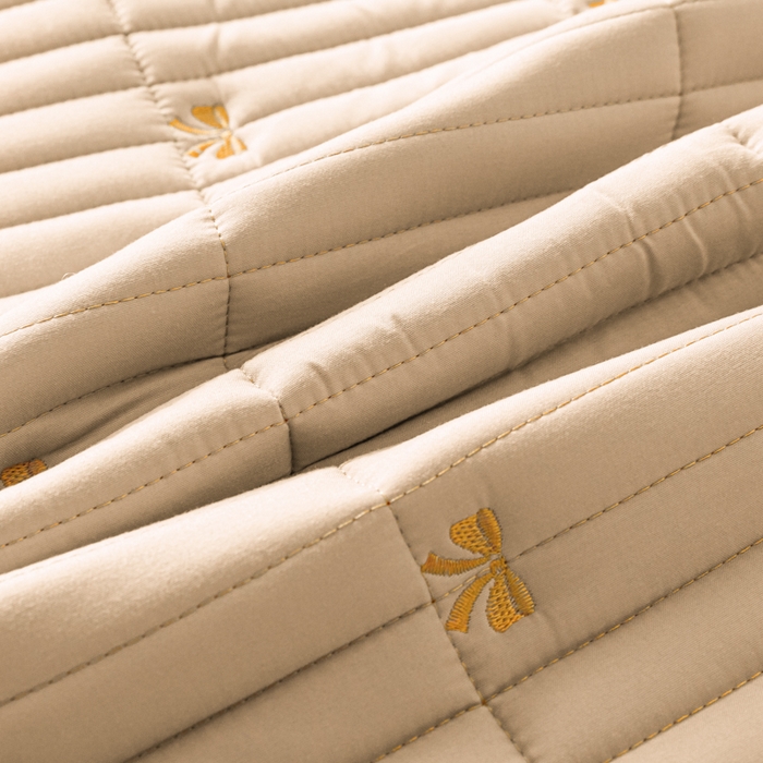 91家纺网 家纺一手货源 找家纺 暖季家纺 2025新款A类亲肤面料夹棉绣花床笠-防水款 小蝴蝶结-卡其-防水款