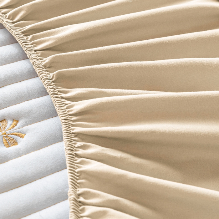 91家纺网 家纺一手货源 找家纺 暖季家纺 2025新款A类亲肤面料夹棉绣花床笠-防水款 小蝴蝶结-卡其-防水款