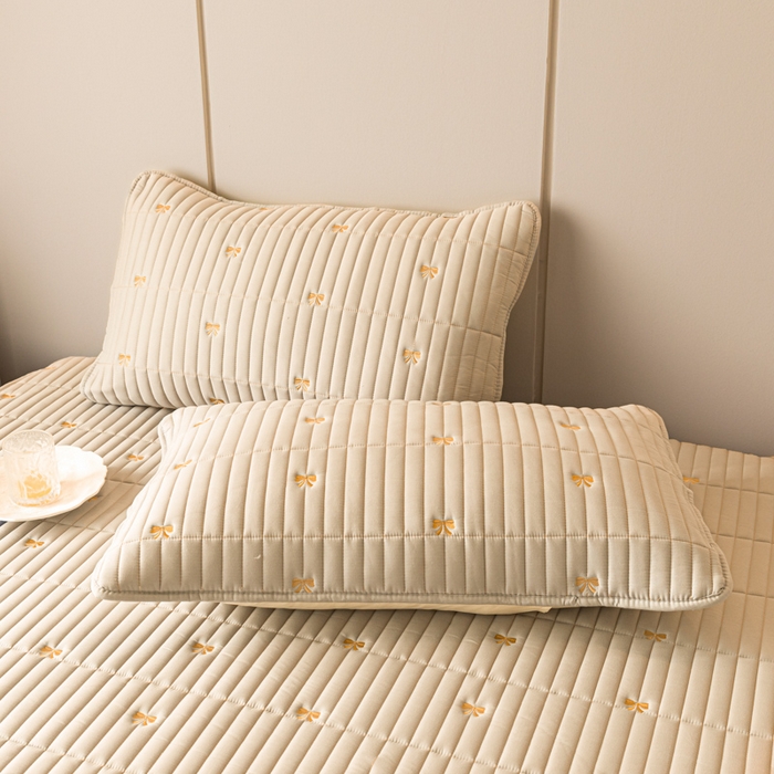 91家纺网 家纺一手货源 找家纺 暖季家纺 2025新款A类亲肤面料夹棉绣花床笠-防水款 小蝴蝶结-卡其-防水款