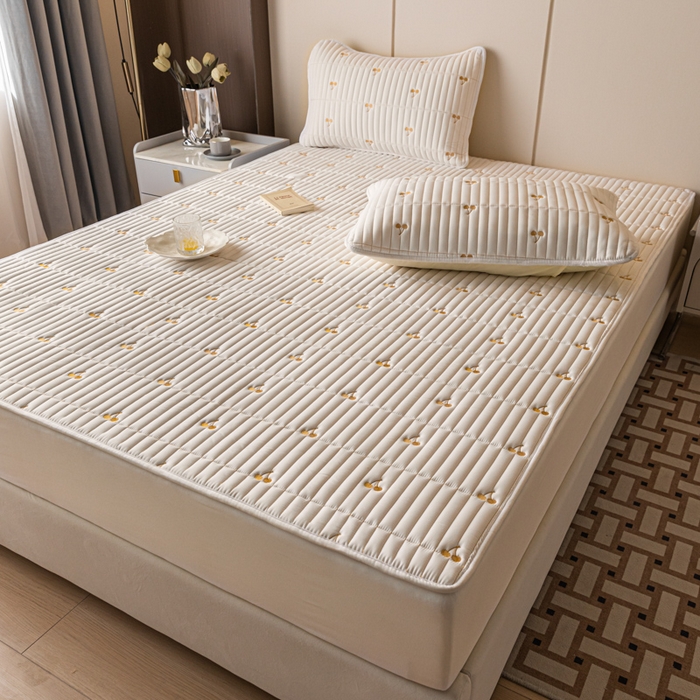 91家纺网 家纺一手货源 找家纺 暖季家纺 2025新款A类亲肤面料夹棉绣花床笠-防水款 小樱桃-白-防水款