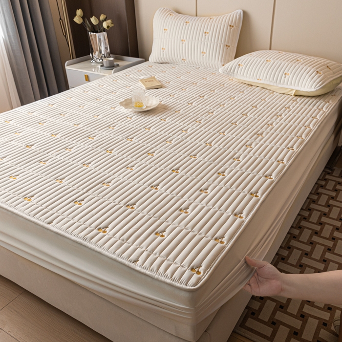 91家纺网 家纺一手货源 找家纺 暖季家纺 2025新款A类亲肤面料夹棉绣花床笠-防水款 小樱桃-白-防水款