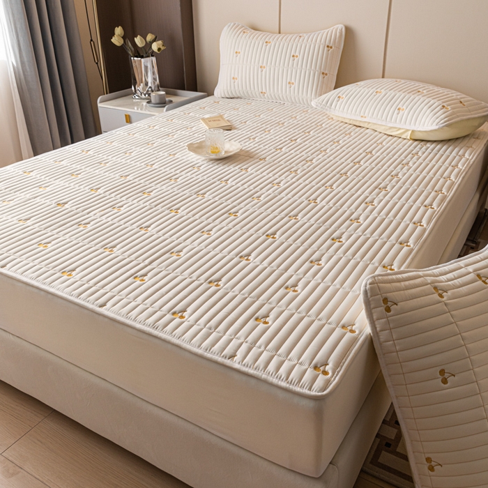 91家纺网 家纺一手货源 找家纺 暖季家纺 2025新款A类亲肤面料夹棉绣花床笠-防水款 小樱桃-白-防水款