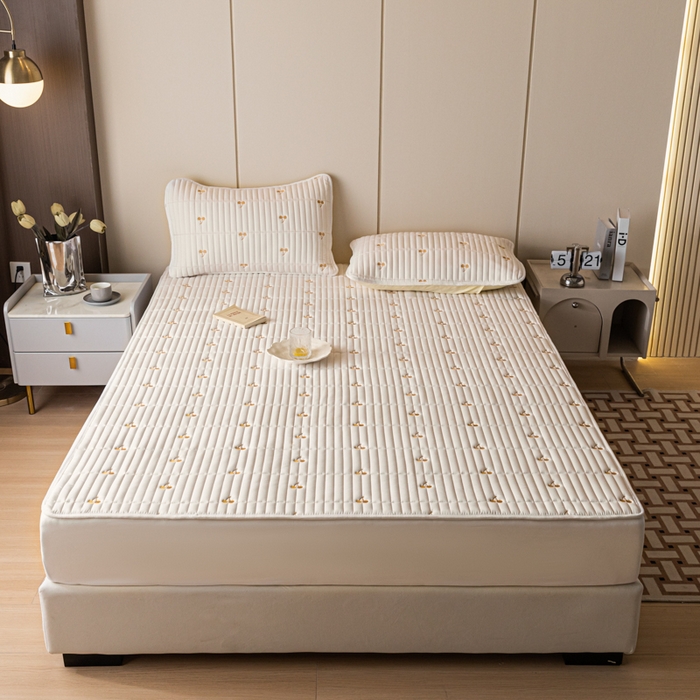 91家纺网 家纺一手货源 找家纺 暖季家纺 2025新款A类亲肤面料夹棉绣花床笠-防水款 小樱桃-白-防水款