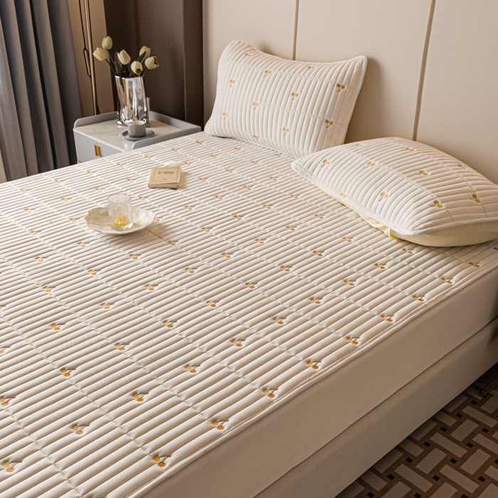 91家纺网 家纺一手货源 找家纺 暖季家纺 2025新款A类亲肤面料夹棉绣花床笠-防水款 小樱桃-白-防水款