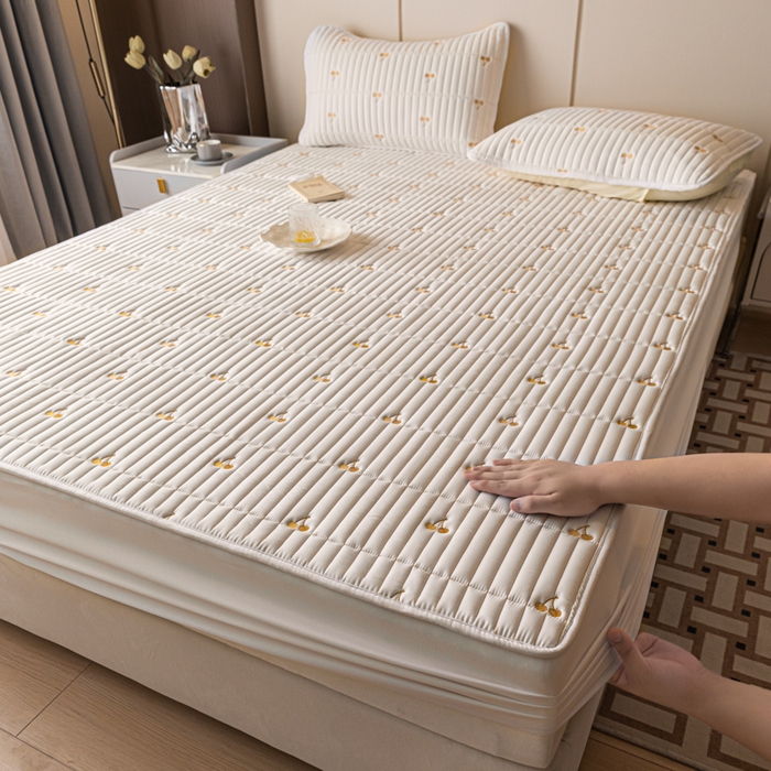 91家纺网 家纺一手货源 找家纺 暖季家纺 2025新款A类亲肤面料夹棉绣花床笠-防水款 小樱桃-白-防水款