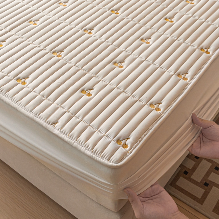 91家纺网 家纺一手货源 找家纺 暖季家纺 2025新款A类亲肤面料夹棉绣花床笠-防水款 小樱桃-白-防水款