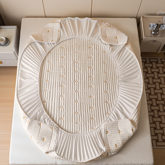 91家纺网 家纺一手货源 找家纺 暖季家纺 2025新款A类亲肤面料夹棉绣花床笠-防水款 小樱桃-白-防水款