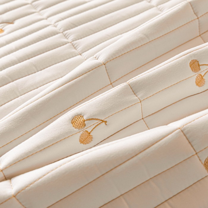 91家纺网 家纺一手货源 找家纺 暖季家纺 2025新款A类亲肤面料夹棉绣花床笠-防水款 小樱桃-白-防水款