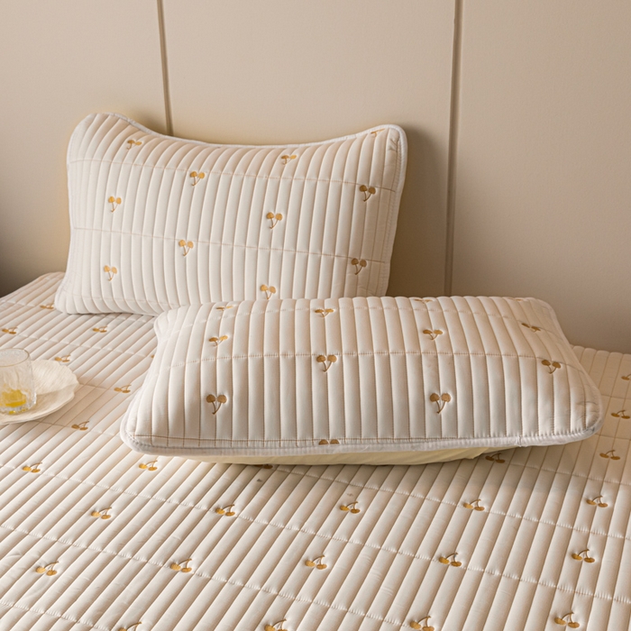 91家纺网 家纺一手货源 找家纺 暖季家纺 2025新款A类亲肤面料夹棉绣花床笠-防水款 小樱桃-白-防水款