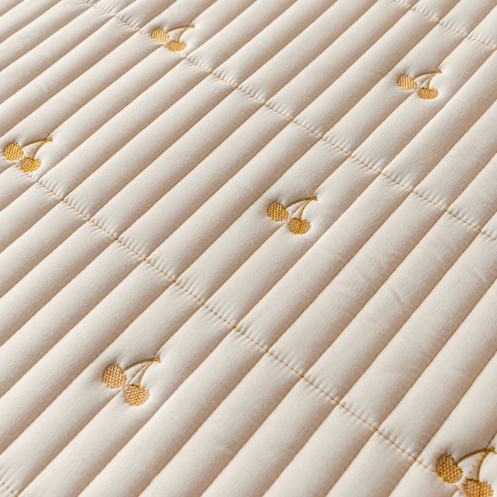 91家纺网 家纺一手货源 找家纺 暖季家纺 2025新款A类亲肤面料夹棉绣花床笠-防水款 小樱桃-白-防水款