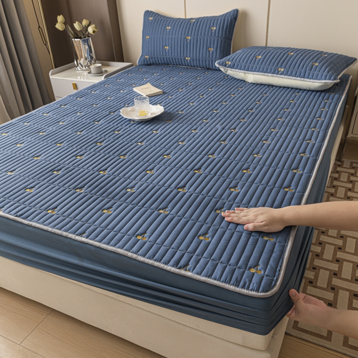 91家纺网 家纺一手货源 找家纺 暖季家纺 2025新款A类亲肤面料夹棉绣花床笠-防水款 小樱桃-宾利蓝-防水款