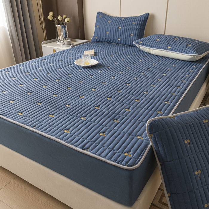 91家纺网 家纺一手货源 找家纺 暖季家纺 2025新款A类亲肤面料夹棉绣花床笠-防水款 小樱桃-宾利蓝-防水款