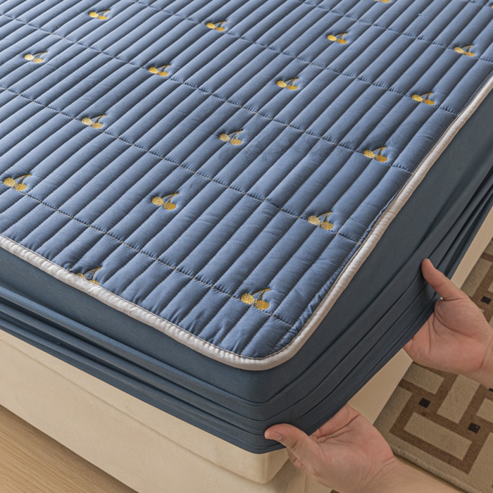 91家纺网 家纺一手货源 找家纺 暖季家纺 2025新款A类亲肤面料夹棉绣花床笠-防水款 小樱桃-宾利蓝-防水款