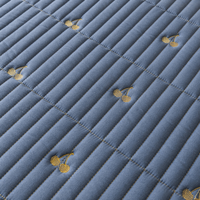 91家纺网 家纺一手货源 找家纺 暖季家纺 2025新款A类亲肤面料夹棉绣花床笠-防水款 小樱桃-宾利蓝-防水款