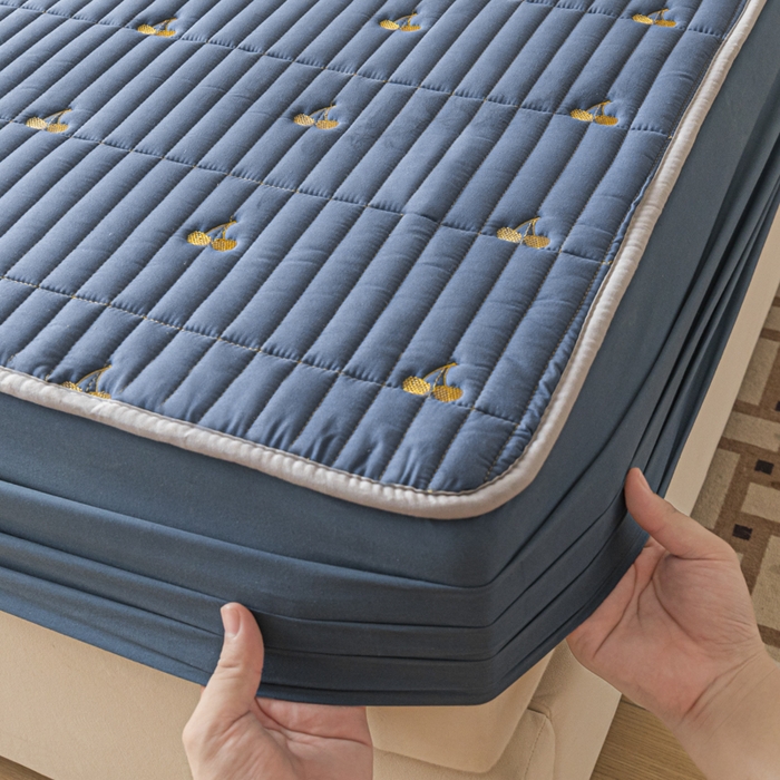 91家纺网 家纺一手货源 找家纺 暖季家纺 2025新款A类亲肤面料夹棉绣花床笠-防水款 小樱桃-宾利蓝-防水款