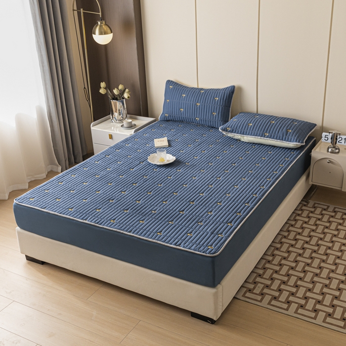 91家纺网 家纺一手货源 找家纺 暖季家纺 2025新款A类亲肤面料夹棉绣花床笠-防水款 小樱桃-宾利蓝-防水款