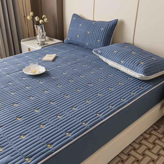 91家纺网 家纺一手货源 找家纺 暖季家纺 2025新款A类亲肤面料夹棉绣花床笠-防水款 小樱桃-宾利蓝-防水款