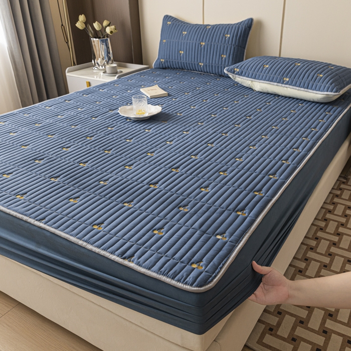 91家纺网 家纺一手货源 找家纺 暖季家纺 2025新款A类亲肤面料夹棉绣花床笠-防水款 小樱桃-宾利蓝-防水款