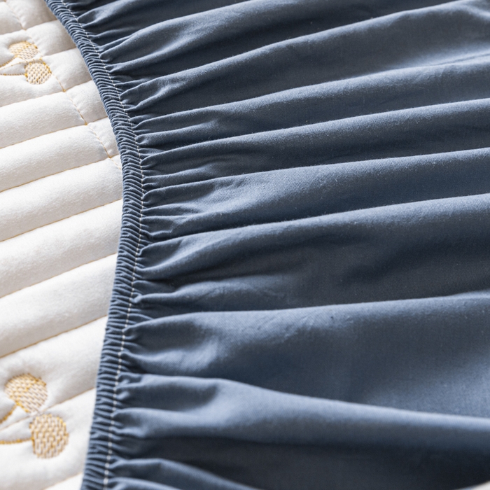 91家纺网 家纺一手货源 找家纺 暖季家纺 2025新款A类亲肤面料夹棉绣花床笠-防水款 小樱桃-宾利蓝-防水款