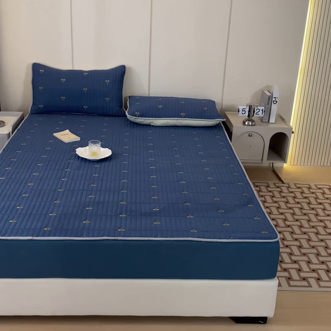 91家纺网 家纺一手货源 找家纺 暖季家纺 2025新款A类亲肤面料夹棉绣花床笠-防水款 小樱桃-宾利蓝-防水款