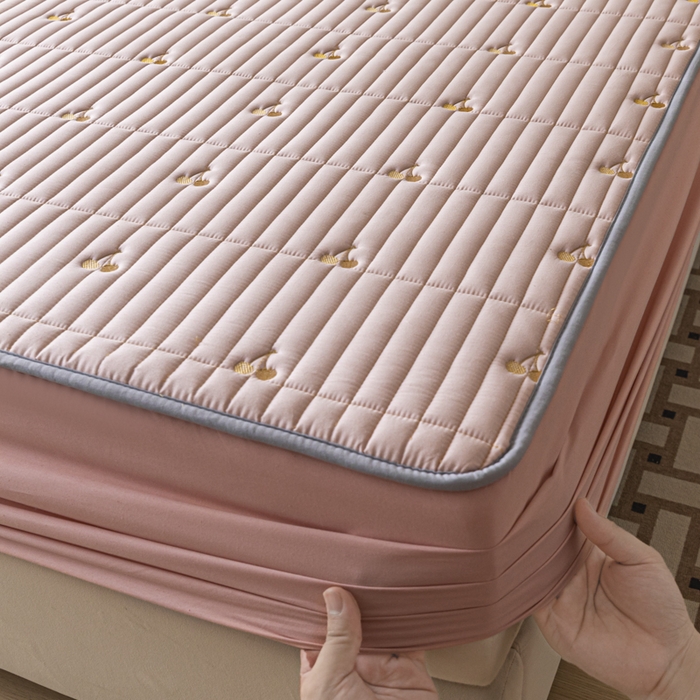 91家纺网 家纺一手货源 找家纺 暖季家纺 2025新款A类亲肤面料夹棉绣花床笠-防水款 小樱桃-粉-防水款