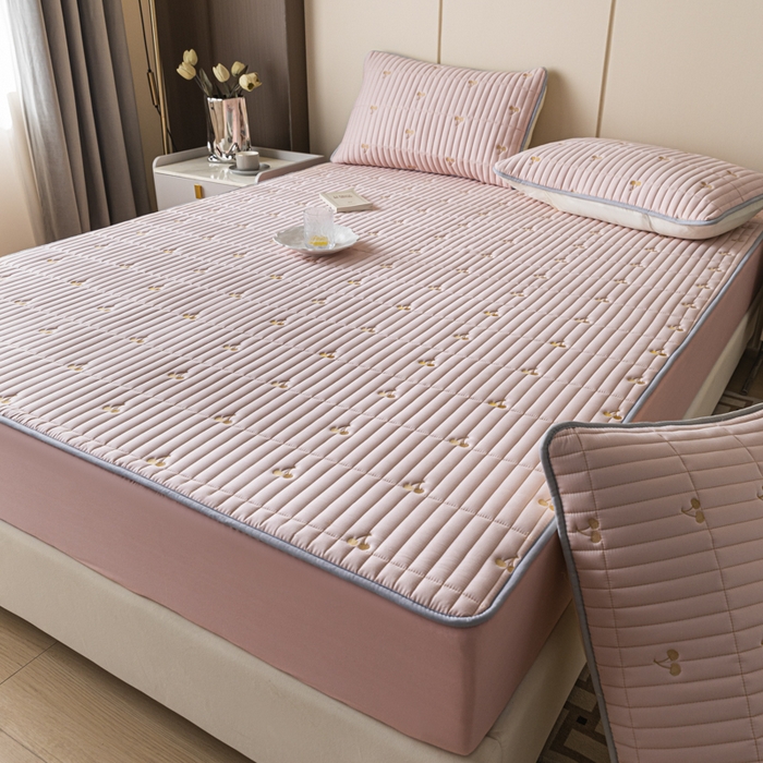 91家纺网 家纺一手货源 找家纺 暖季家纺 2025新款A类亲肤面料夹棉绣花床笠-防水款 小樱桃-粉-防水款