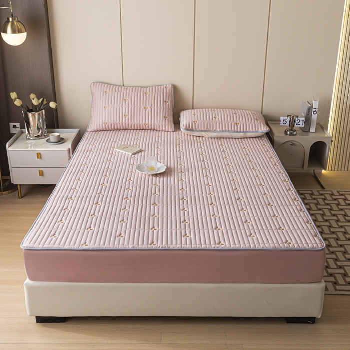 91家纺网 家纺一手货源 找家纺 暖季家纺 2025新款A类亲肤面料夹棉绣花床笠-防水款 小樱桃-粉-防水款