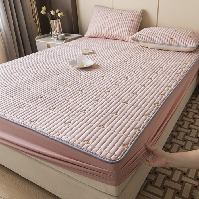 91家纺网 家纺一手货源 找家纺 暖季家纺 2025新款A类亲肤面料夹棉绣花床笠-防水款 小樱桃-粉-防水款