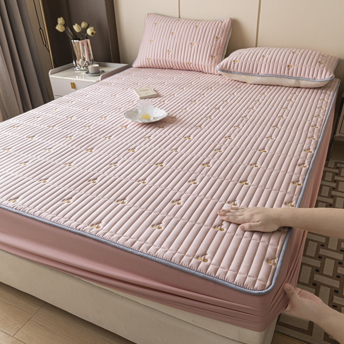 91家纺网 家纺一手货源 找家纺 暖季家纺 2025新款A类亲肤面料夹棉绣花床笠-防水款 小樱桃-粉-防水款