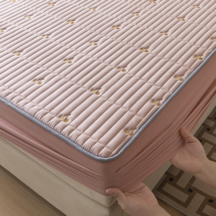 91家纺网 家纺一手货源 找家纺 暖季家纺 2025新款A类亲肤面料夹棉绣花床笠-防水款 小樱桃-粉-防水款