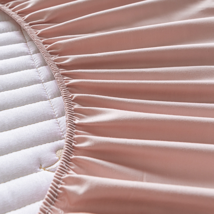 91家纺网 家纺一手货源 找家纺 暖季家纺 2025新款A类亲肤面料夹棉绣花床笠-防水款 小樱桃-粉-防水款