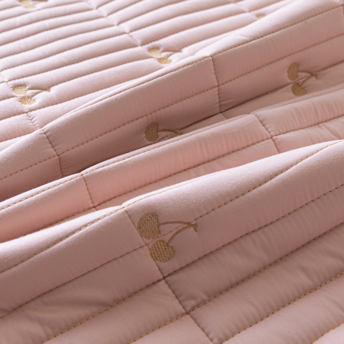 91家纺网 家纺一手货源 找家纺 暖季家纺 2025新款A类亲肤面料夹棉绣花床笠-防水款 小樱桃-粉-防水款