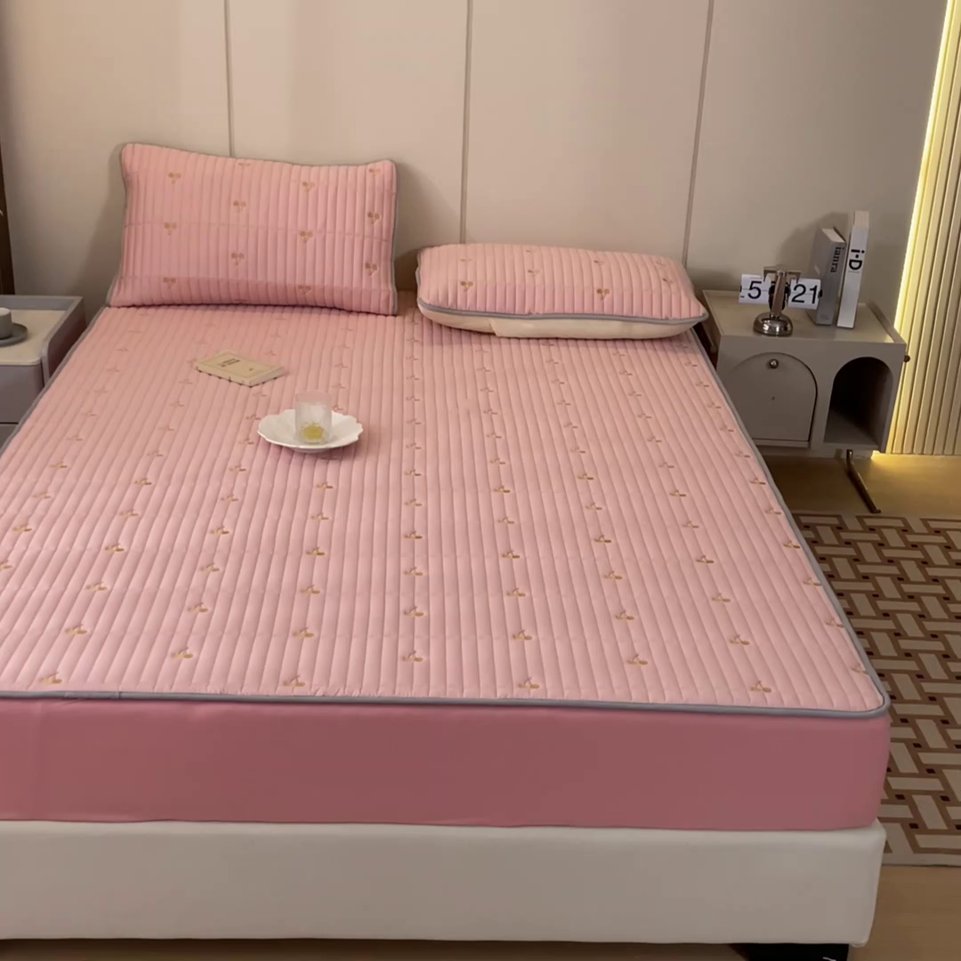 91家纺网 家纺一手货源 找家纺 暖季家纺 2025新款A类亲肤面料夹棉绣花床笠-防水款 小樱桃-粉-防水款