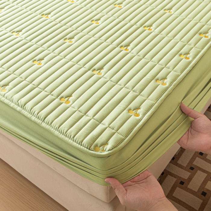 91家纺网 家纺一手货源 找家纺 暖季家纺 2025新款A类亲肤面料夹棉绣花床笠-防水款 小樱桃-果绿-防水款