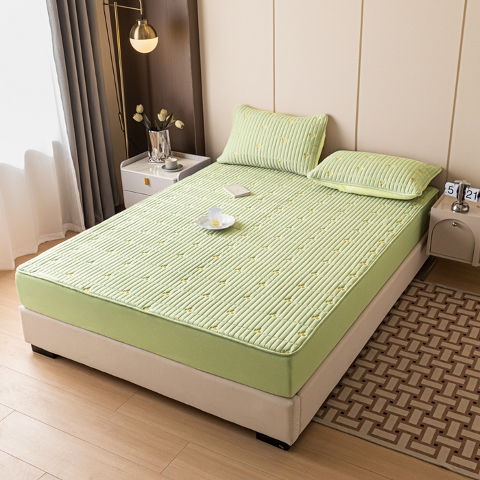 91家纺网 家纺一手货源 找家纺 暖季家纺 2025新款A类亲肤面料夹棉绣花床笠-防水款 小樱桃-果绿-防水款